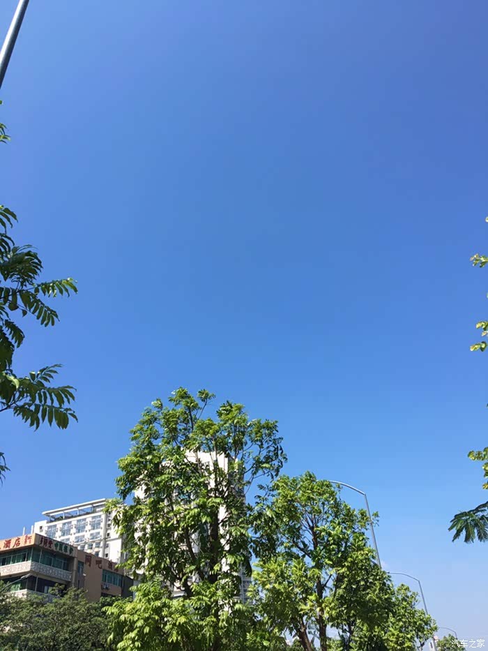 天朗气清,万里无云,天空湛蓝得没有一丝杂质,天气真好.