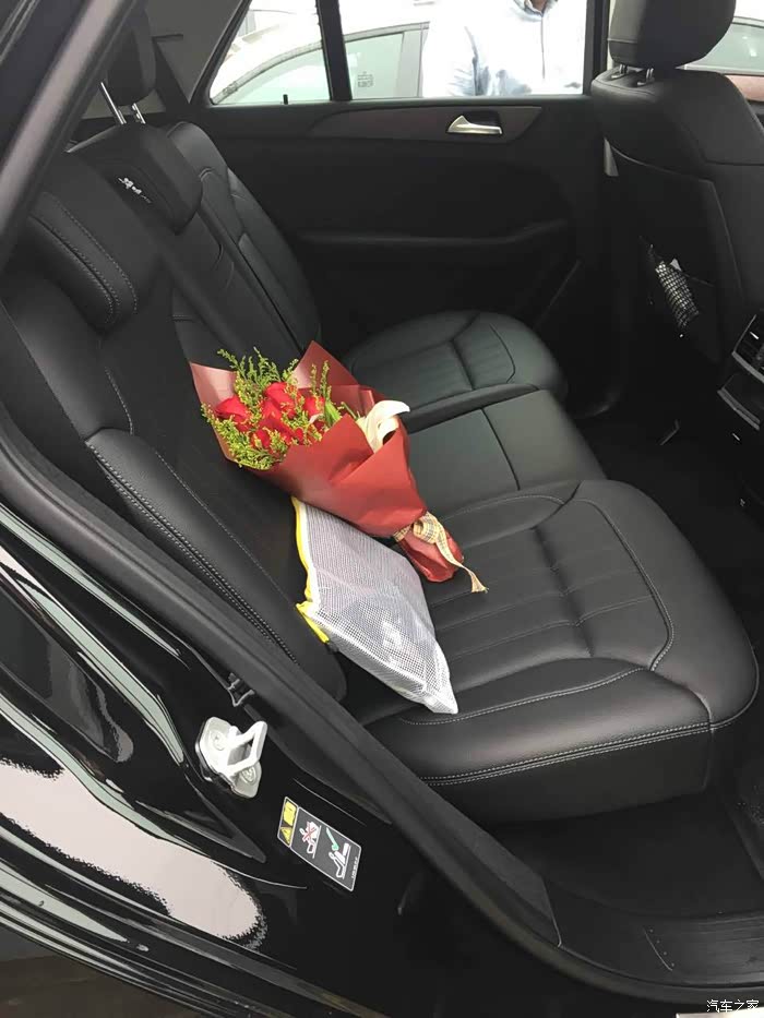 后排来一张提车送的花,黑车红花当然配啊