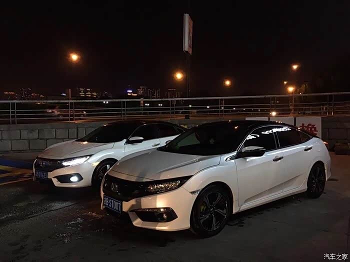 白色十代思域贴黑顶