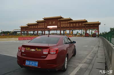 办完事情 匆匆告别朋友开车返回沙在岳阳收费站前宝合影