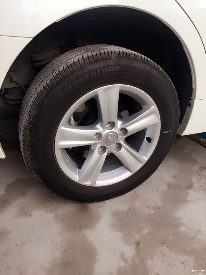qiu锐志原厂16寸轮毂轮胎