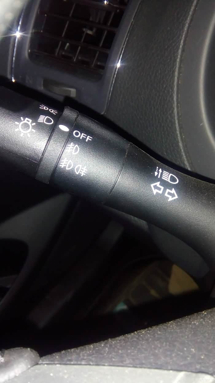 天籁2.0打开近光灯,仪表盘上近光灯指示灯不亮,正常吗?