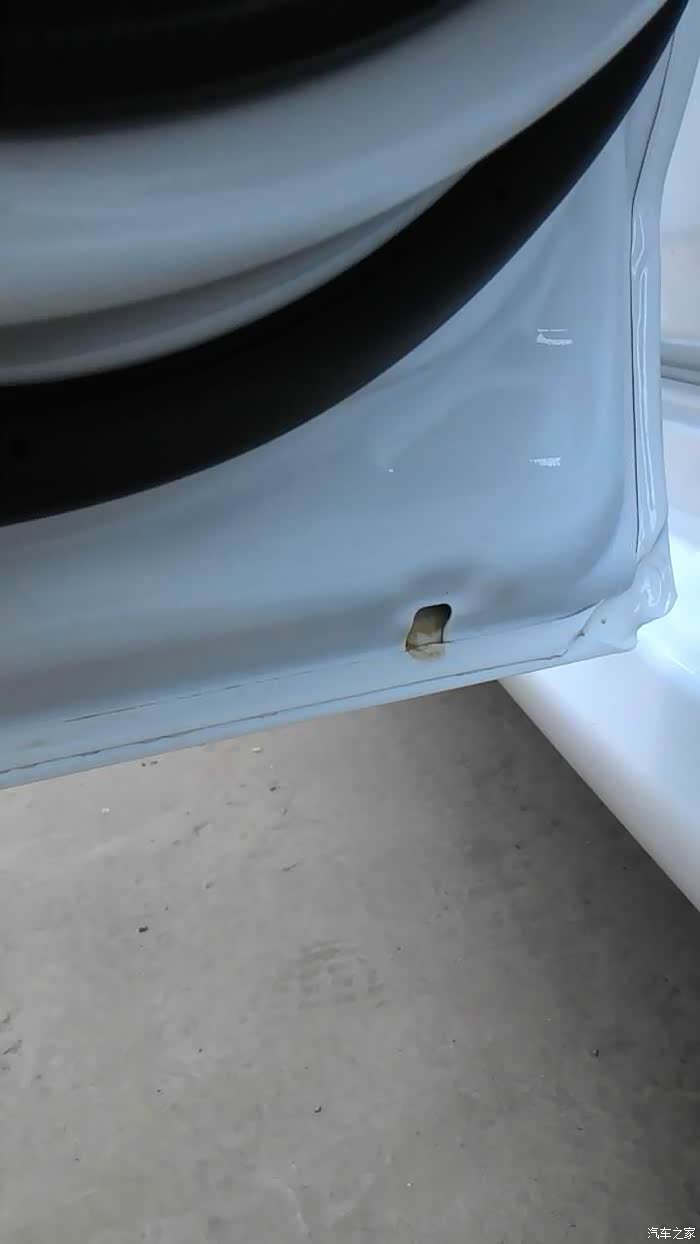 刚提新车门下漏水孔有锈