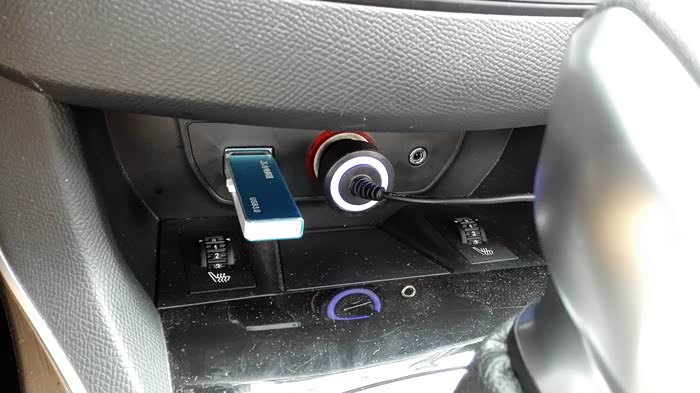 8是不是只有一个usb接口啊!_标致408论坛_汽车之家论坛