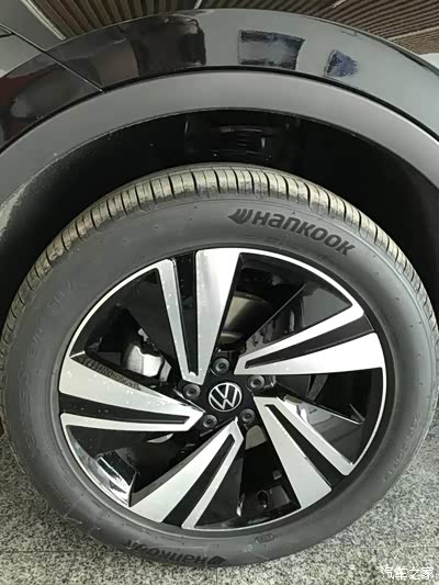 车轮拱的位置加入了黑色的护板设计,护板周围的线条设计,提升了车型的