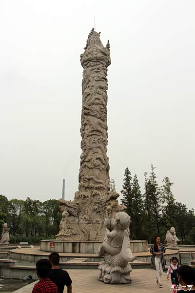 龙腾云中间圆形水池中雾起龙腾中央龙柱20.