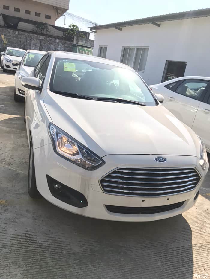 福特福睿斯车头看起来是不是很短呀