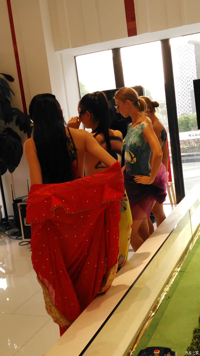 第一次看到人体画展