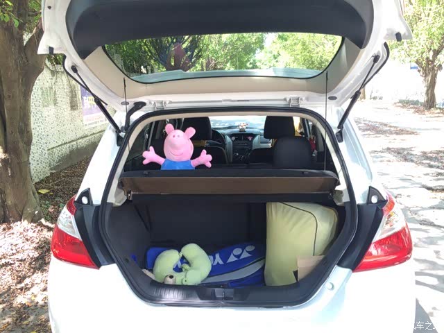 后备箱,最喜欢两厢车后备箱开口够,东西怎么放都方便