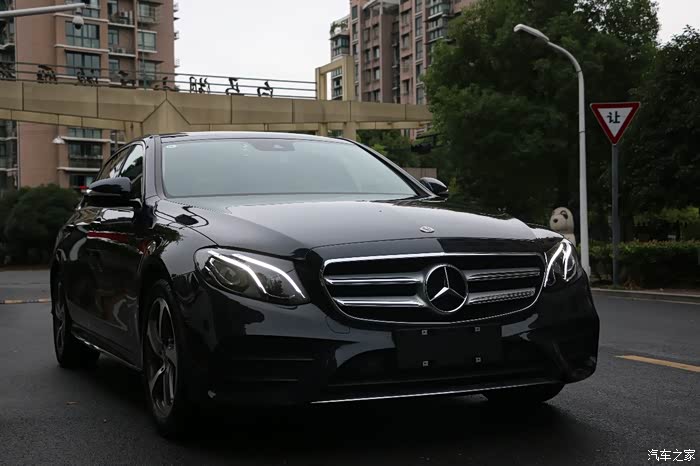 奔驰e级 炭灰蓝大标提车作业