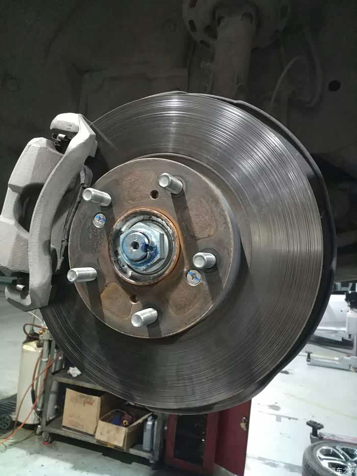 左前刹车盘