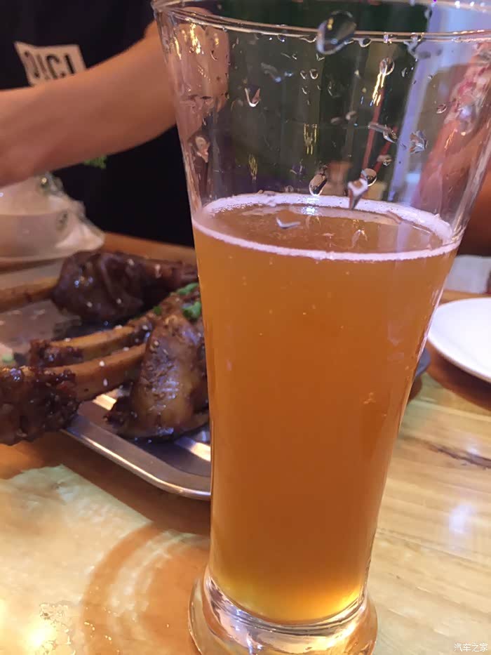 晚上跟朋友喝酒撸串庆祝提车啦!