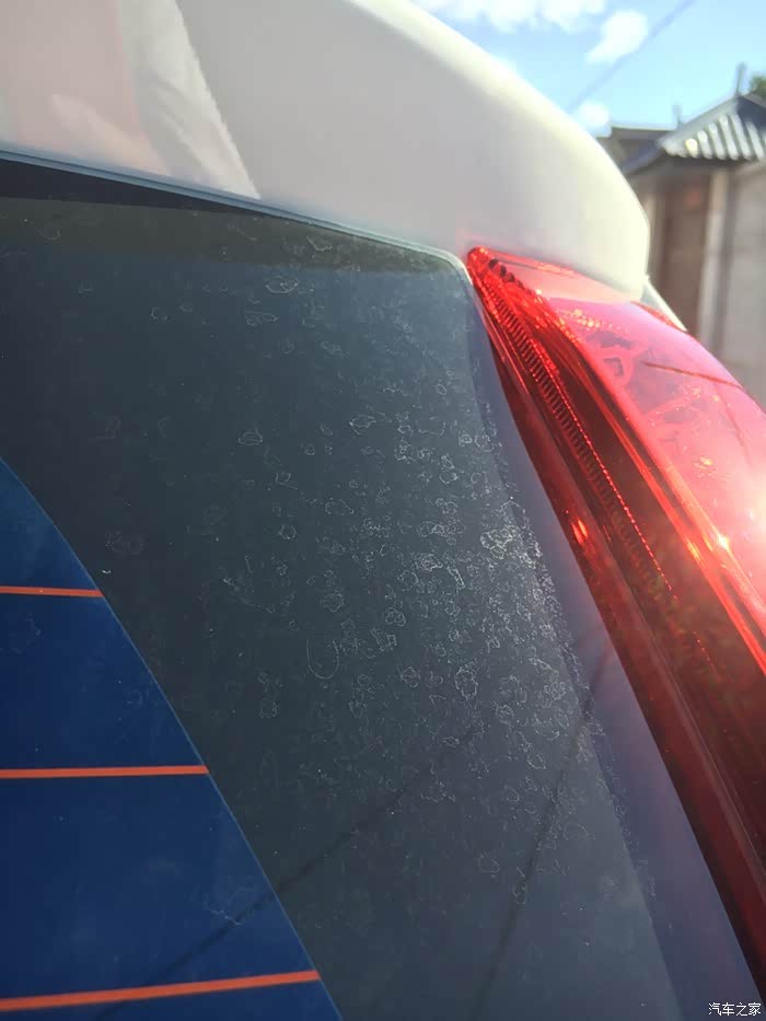 玻璃上的水渍怎么处理