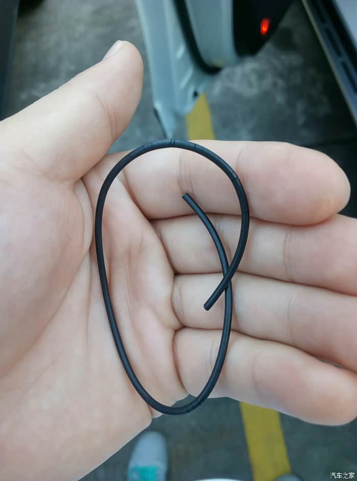 【图】如图,进气管连接处的橡皮筋老化断了,有懂的