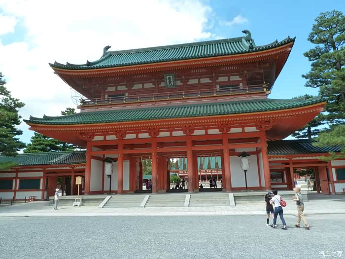 平安神宫大红色的神门——"应天门",是双层构造的楼门