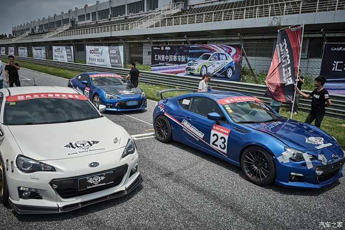 最近的活动大会都会安排时间让参赛者在赛道上与战车合照