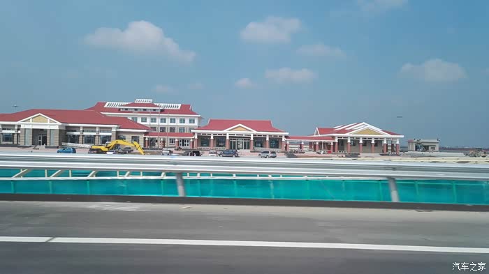 新修的京沪高沪服务区,还没启用,不过很漂亮