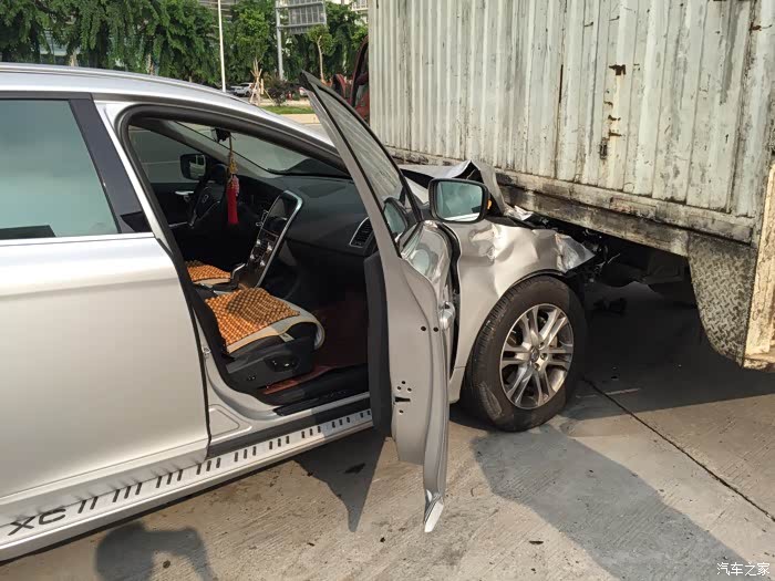 沃尔沃xc60撞货车