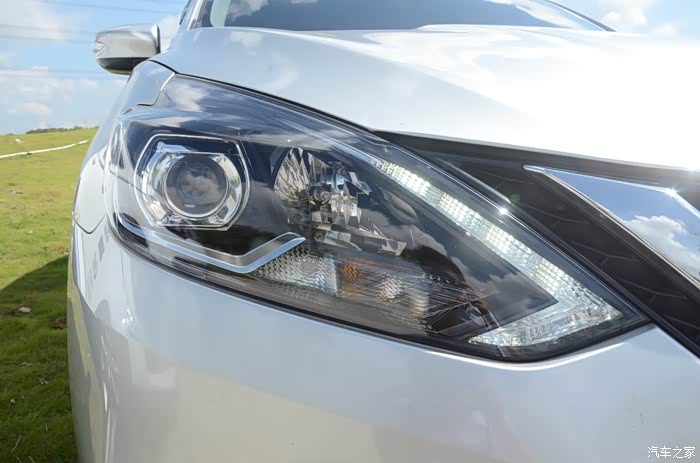 轩逸的光灯是led,光灯是卤素大灯,也伴有led日间行车灯.大灯度可调节.