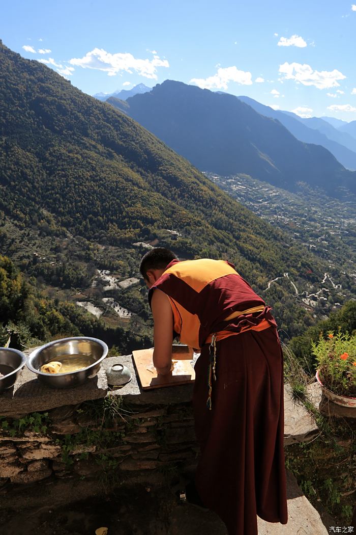 一座大山一座千年小寺廟一個小活佛獨自修行十多年