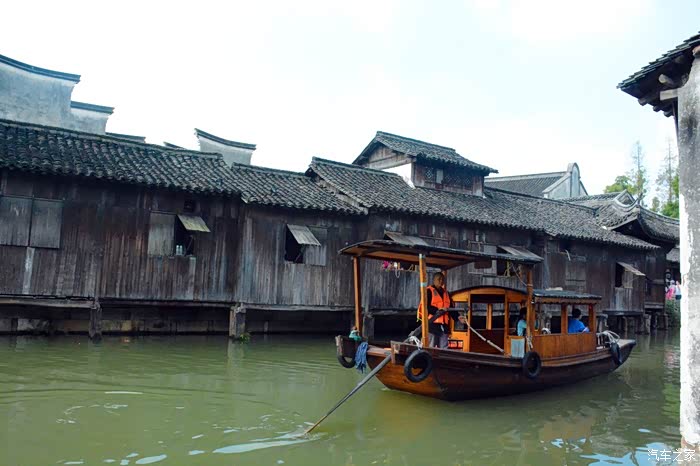 摇曳乌篷船船夫像享受