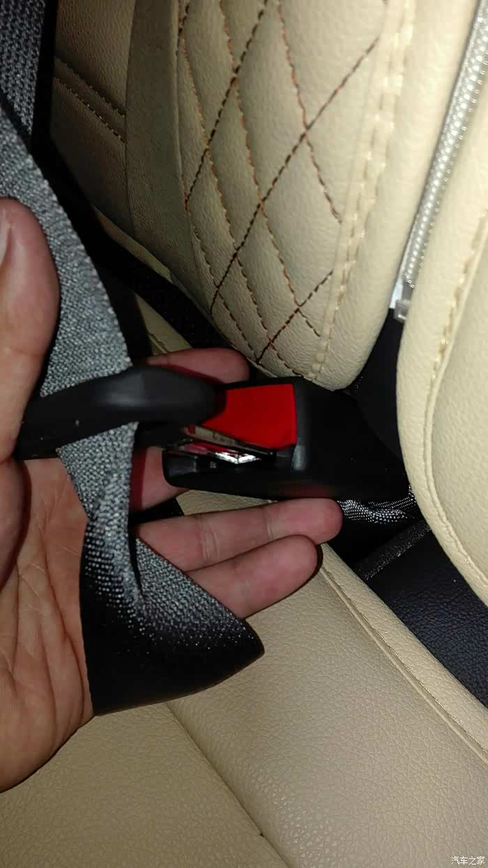 我的后排安全带怎么卡不进去?