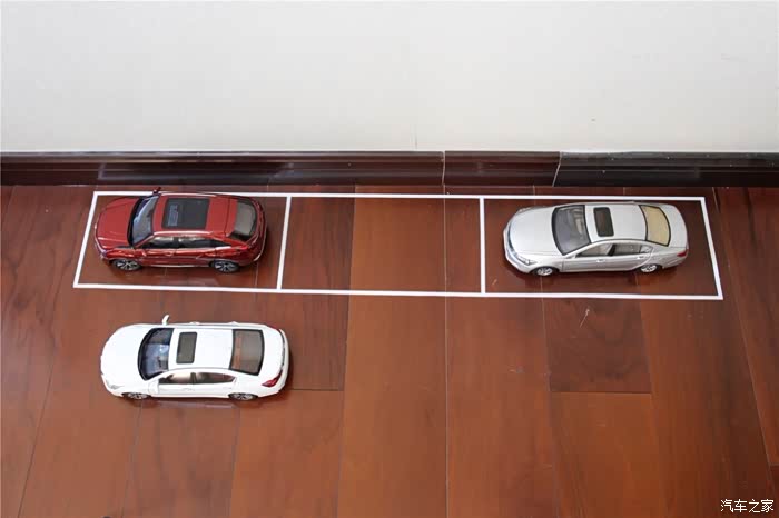 与停车位车辆平行,间隔0.