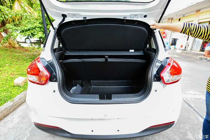 只顾着把箱子放在后备箱里,内里乾坤还是第一次见呢,原来后备