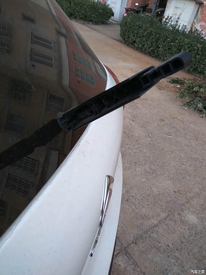 小3后雨刷前半截被人掰了.