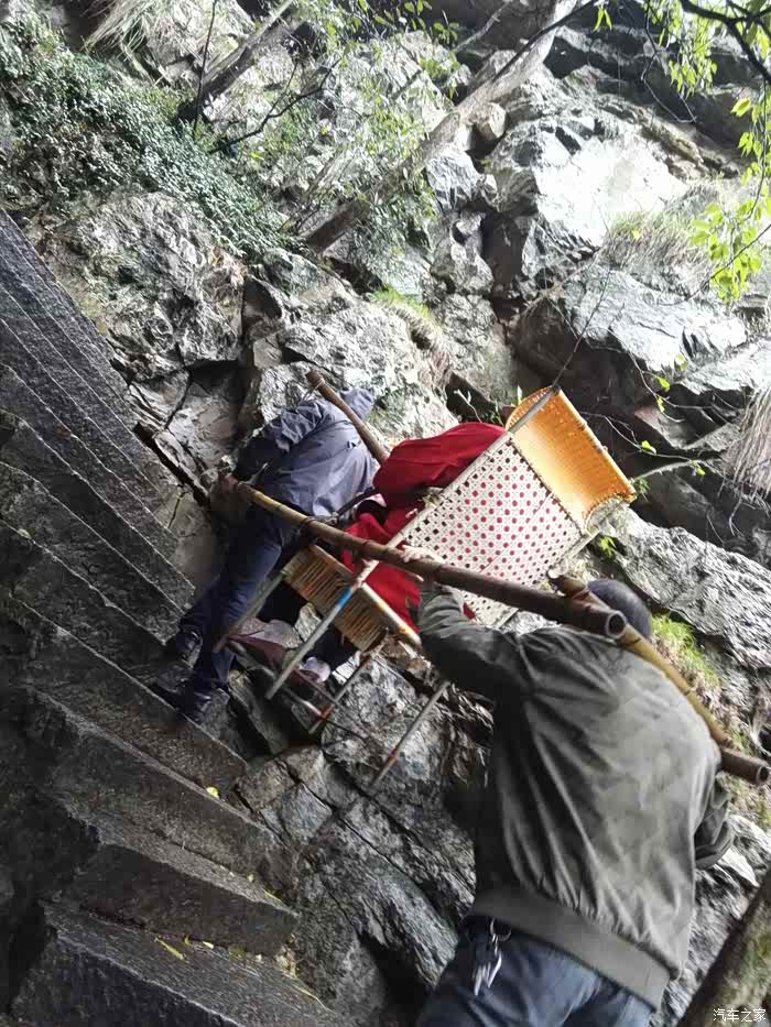 乘轿上山,收费按体重计,每斤8元.