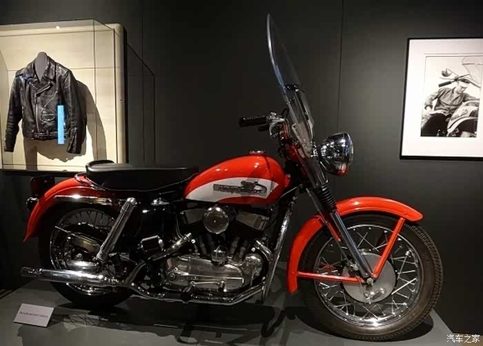 猫王的哈雷摩托车和黑皮夹克.