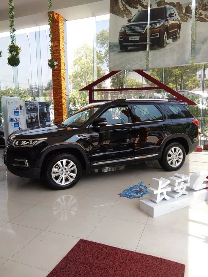 长安cs95黑色外观图片,这么大的车还是黑色好看,努力搬砖中!