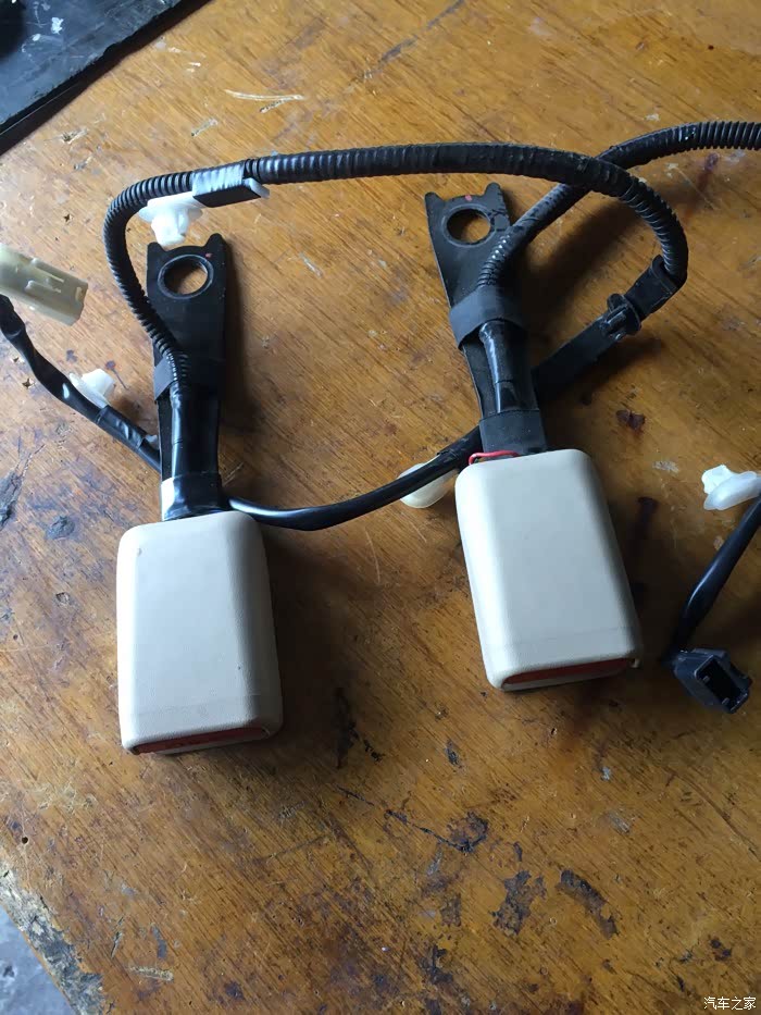 那可能安全带带扣开关有毛病.