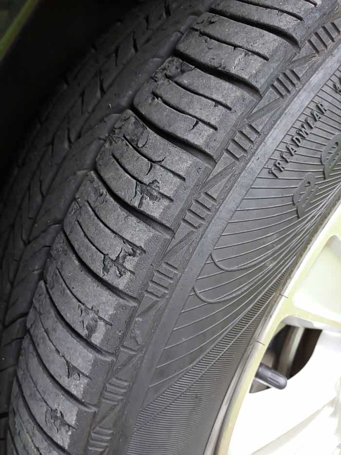 轮胎起皮.