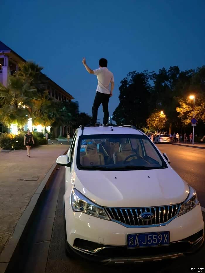 再来一张背面的,千年不变的剪刀手
