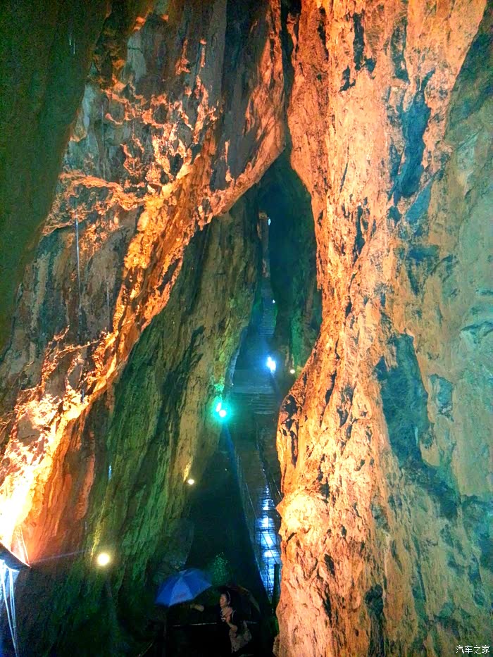 华蓥山溶洞.这个溶洞被称作"生命之源洞".
