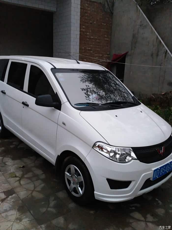 五菱宏光s乞丐白