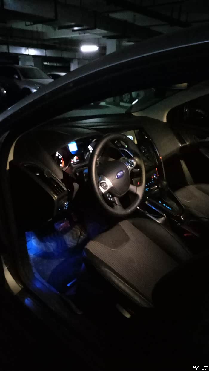 【图】2012新福仿碳纤维内饰 st前杠 氛围灯_福克斯论坛_汽车之家论坛