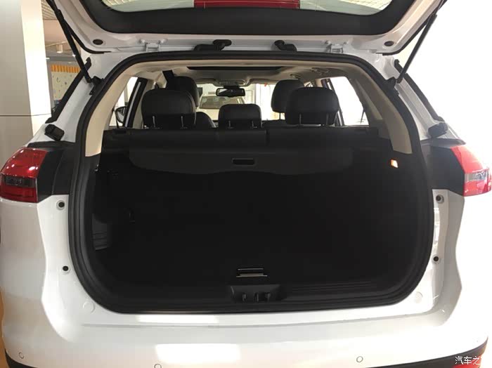 同价位国产车来说,博越的后备箱大,气足够日常生活所需