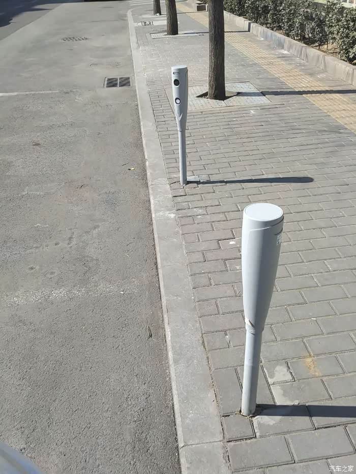 路边上刚安的停车智慧桩