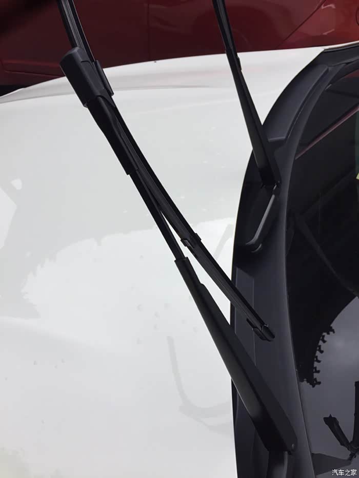 大家看看奔驰cla200动感左面雨刷器片