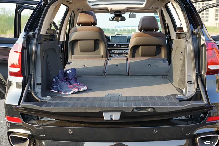 黑夜中的猛兽宝马x5沉稳而又略带激情而立之年圆蓝天白云梦