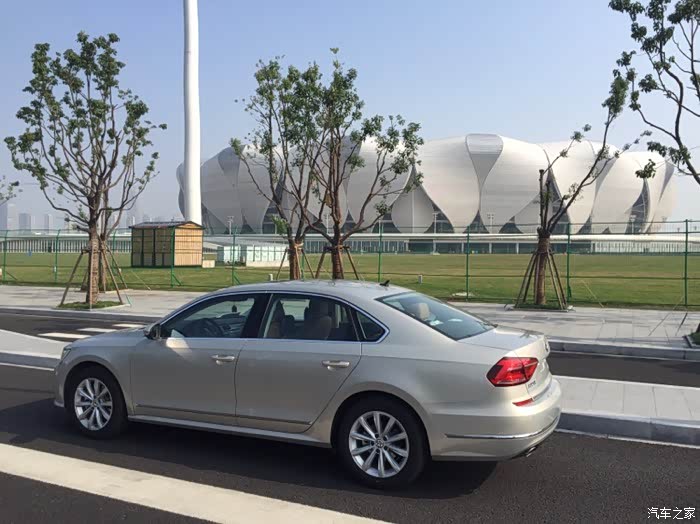 急求铂金色帕萨特实车图片谢谢