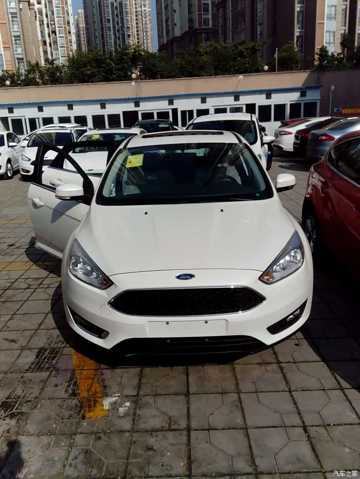 提福克斯15自精两厢珍珠白