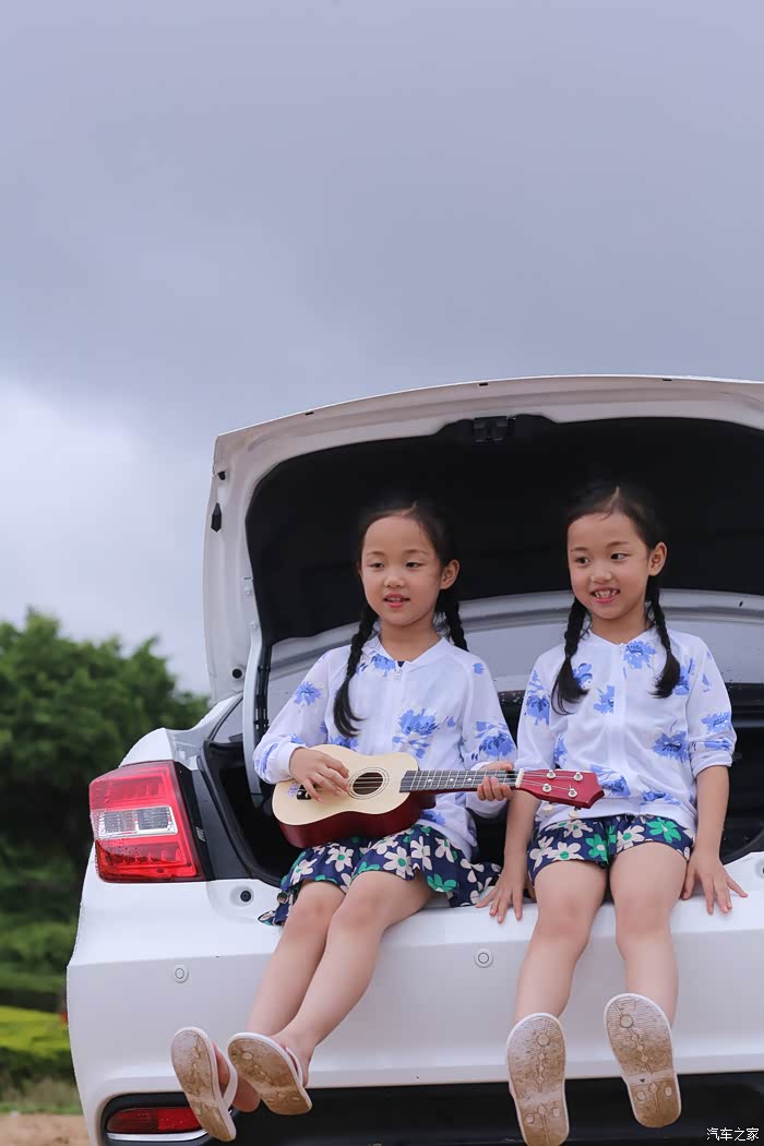 姐姐为大家演奏一曲,妹妹也是尤克里里好手,姐妹俩满满的文艺范儿