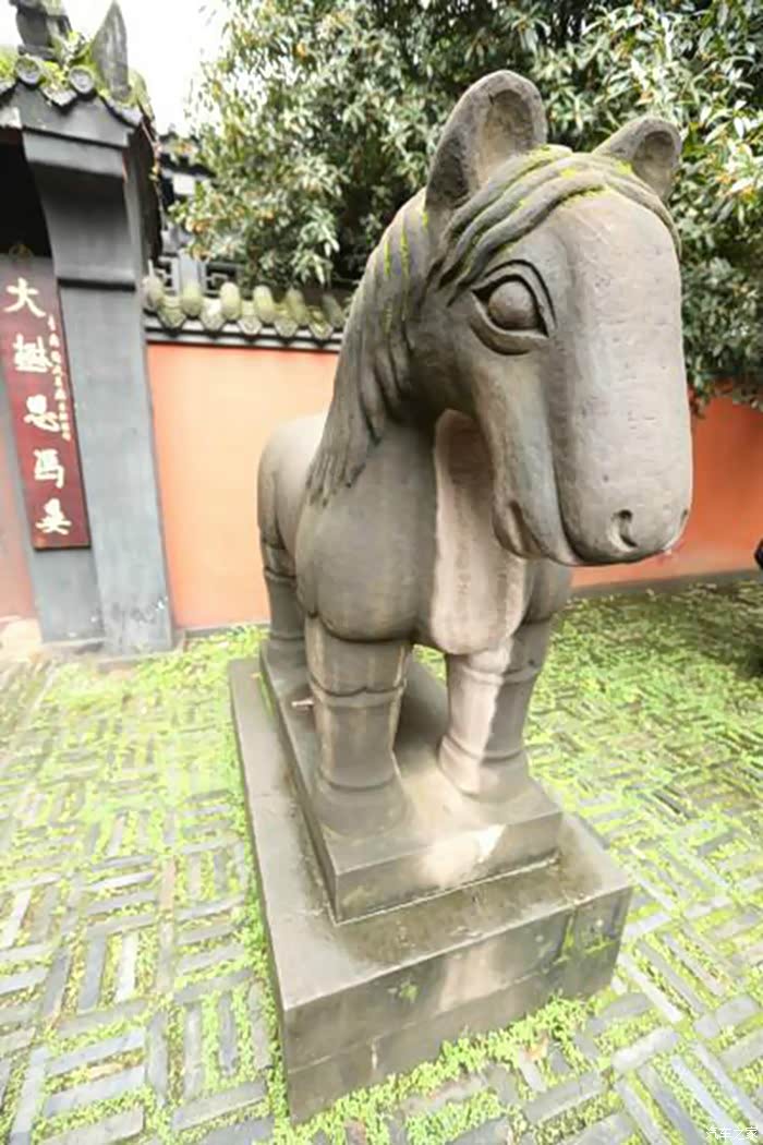 武侯祠里的石人石马都是萌萌哒