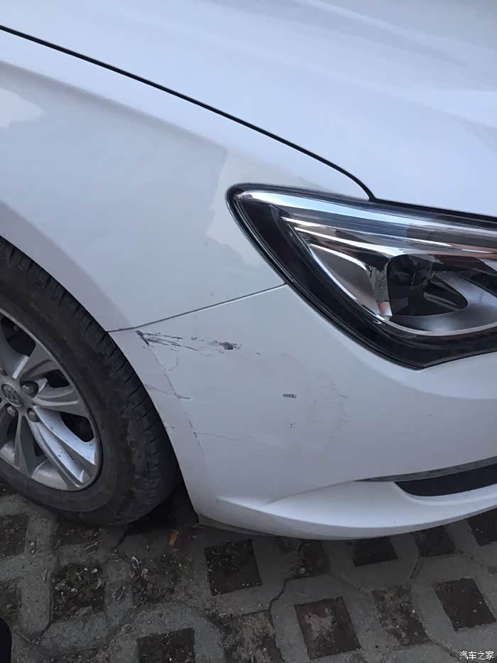 英朗在小区停车位被别的车刮蹭了,肇事的车跑了,怎么办?