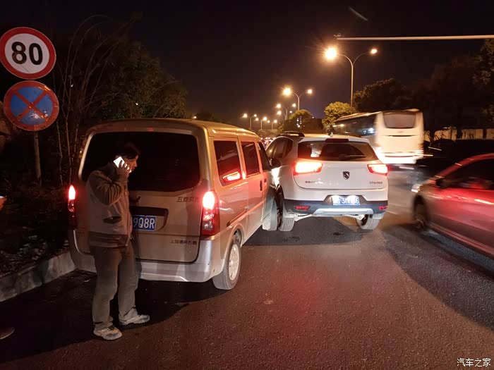 昨晚5点多路上被五菱车撞了