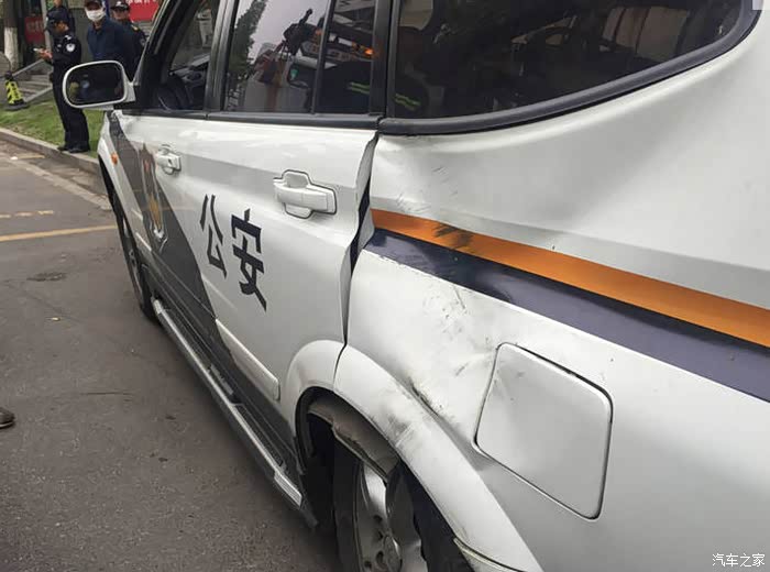 w5警车被撞了