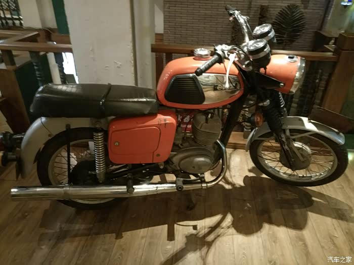 巧遇自己几岁时拥有第一辆摩托车(餐厅摆设),德国mz依法牌,实在亲切